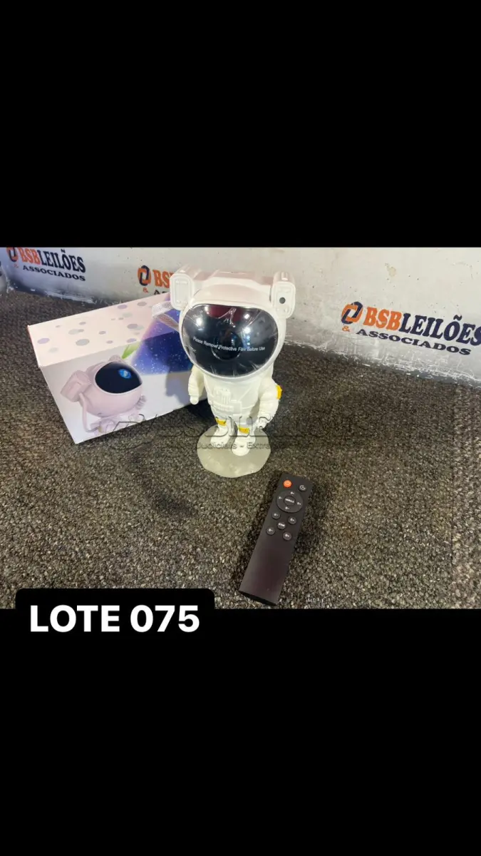 LOTE 075 - 01 PROJETOR ASTRONAUTA TAMANHO G COM CONTROLE ( NOVO ) ( NO ESTADO )