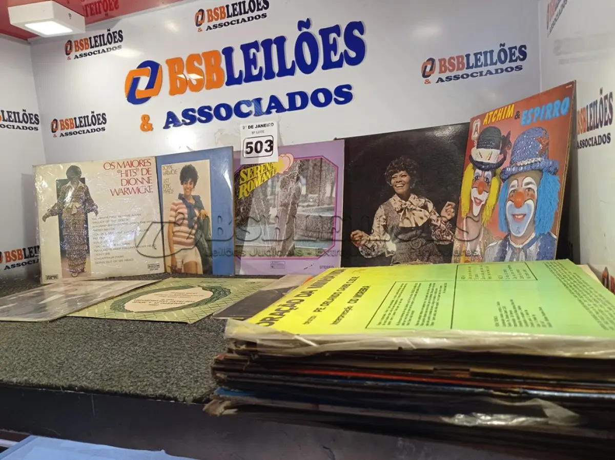 LOTE 503 - 01 LOTE COM DIVERSOS DISCOS DE VINIL. (NO ESTADO) ATENÇÃO! FAZER A VISITAÇÃO ANTES DE ARREMATAR, NÃO SABEMOS SE FUNCIONA. LEILÃO NÃO TEM GARANTIA E NEM DEVOLUÇÃO, SUJEITO A POSSÍVEIS AVARIAS VISÍVEIS/OCULTAS E/OU AUSÊNCIA DE COMPONENTES.