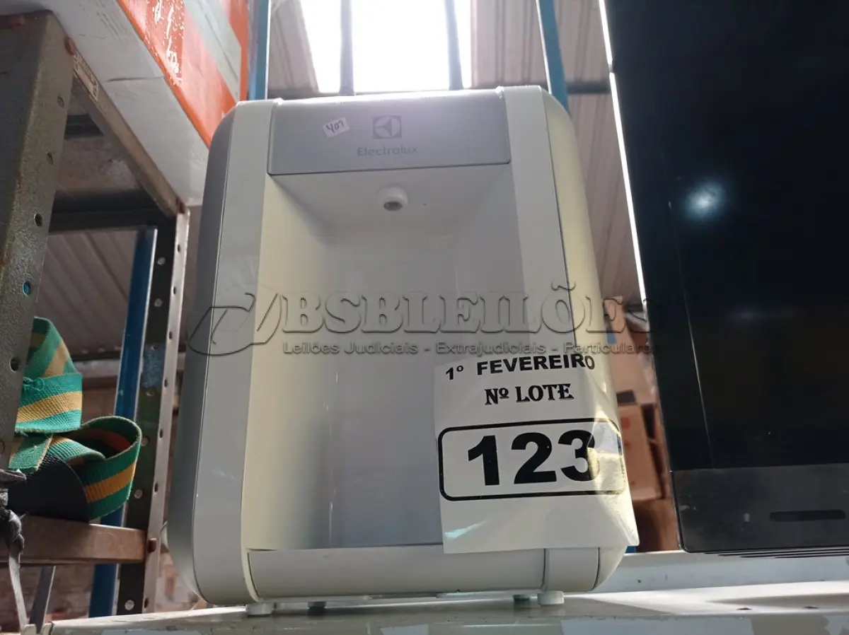 LOTE 123 - 01 PURIFICADOR DE ÁGUA MARCA ELECTROLUX. (NO ESTADO) ATENÇÃO! FAZER A VISITAÇÃO ANTES DE ARREMATAR, NÃO SABEMOS SE FUNCIONA. LEILÃO NÃO TEM GARANTIA E NEM DEVOLUÇÃO, SUJEITO A POSSÍVEIS AVARIAS VISÍVEIS/OCULTAS E/OU AUSÊNCIA DE COMPONENTES.
