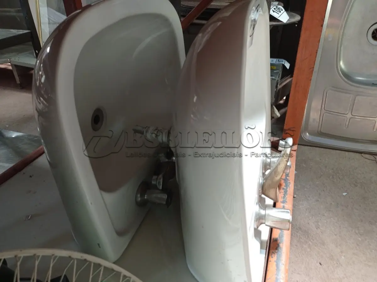 LOTE 079 - 02 CUBAS PARA LAVATÓRIO COM SISTEMA PARA ÁGUA QUENTE/FRIA. (NO ESTADO) ATENÇÃO! FAZER A VISITAÇÃO ANTES DE ARREMATAR, NÃO SABEMOS SE FUNCIONA. LEILÃO NÃO TEM GARANTIA E NEM DEVOLUÇÃO, SUJEITO A POSSÍVEIS AVARIAS VISÍVEIS/OCULTAS E/OU AUSÊNCIA DE COMPONENTES.