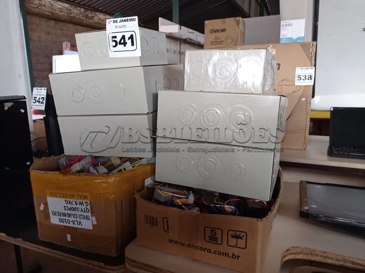 LOTE 541 - 06 CAIXAS DE PASSAGEM DE FIO E 02 CAIXAS COM GRANDE QUANTIDADE DE REATORES.. (NO ESTADO) ATENÇÃO! FAZER A VISITAÇÃO ANTES DE ARREMATAR, NÃO SABEMOS SE FUNCIONA. LEILÃO NÃO TEM GARANTIA E NEM DEVOLUÇÃO, SUJEITO A POSSÍVEIS AVARIAS VISÍVEIS/OCULTAS E/OU AUSÊNCIA DE COMPONENTES.
