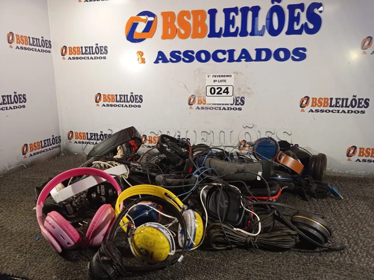 LOTE 024 - 01 LOTE COM VÁRIOS FONES DE OUVIDO MARCAS E MODELOS DIVERSOS. (NO ESTADO) ATENÇÃO! FAZER A VISITAÇÃO ANTES DE ARREMATAR, NÃO SABEMOS SE FUNCIONA. LEILÃO NÃO TEM GARANTIA E NEM DEVOLUÇÃO, SUJEITO A POSSÍVEIS AVARIAS VISÍVEIS/OCULTAS E/OU AUSÊNCIA DE COMPONENTES.
