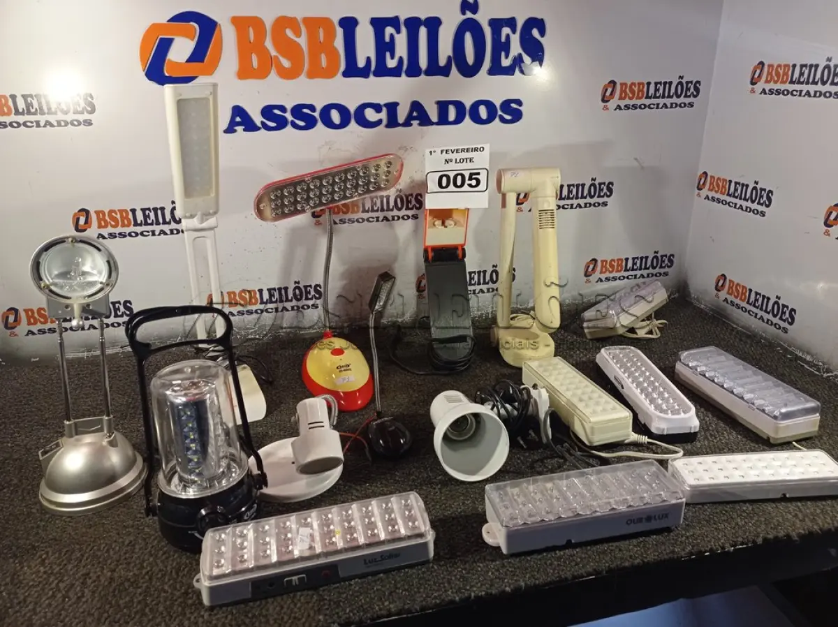 LOTE 005 - 01 LOTE COM VÁRIAS LUMINÁRIAS MARCAS E MODELOS DIVERSOS. (NO ESTADO) ATENÇÃO! FAZER A VISITAÇÃO ANTES DE ARREMATAR, NÃO SABEMOS SE FUNCIONA. LEILÃO NÃO TEM GARANTIA E NEM DEVOLUÇÃO, SUJEITO A POSSÍVEIS AVARIAS VISÍVEIS/OCULTAS E/OU AUSÊNCIA DE COMPONENTES.