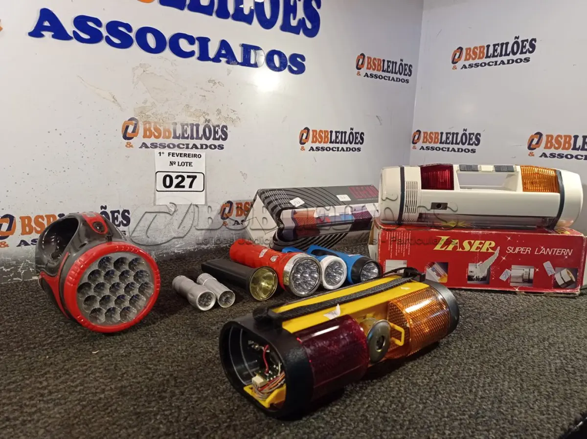 LOTE 027 - 01 LOTE COM VÁRIAS LANTERNAS MARCAS E MODELOS DIVERSOS. (NO ESTADO) ATENÇÃO! FAZER A VISITAÇÃO ANTES DE ARREMATAR, NÃO SABEMOS SE FUNCIONA. LEILÃO NÃO TEM GARANTIA E NEM DEVOLUÇÃO, SUJEITO A POSSÍVEIS AVARIAS VISÍVEIS/OCULTAS E/OU AUSÊNCIA DE COMPONENTES.
