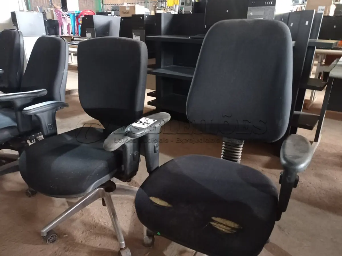 LOTE 507 - 02 CADEIRAS PARA ESCRITÓRIO NA COR PRETA. (NO ESTADO) ATENÇÃO! FAZER A VISITAÇÃO ANTES DE ARREMATAR, NÃO SABEMOS SE FUNCIONA. LEILÃO NÃO TEM GARANTIA E NEM DEVOLUÇÃO, SUJEITO A POSSÍVEIS AVARIAS VISÍVEIS/OCULTAS E/OU AUSÊNCIA DE COMPONENTES.