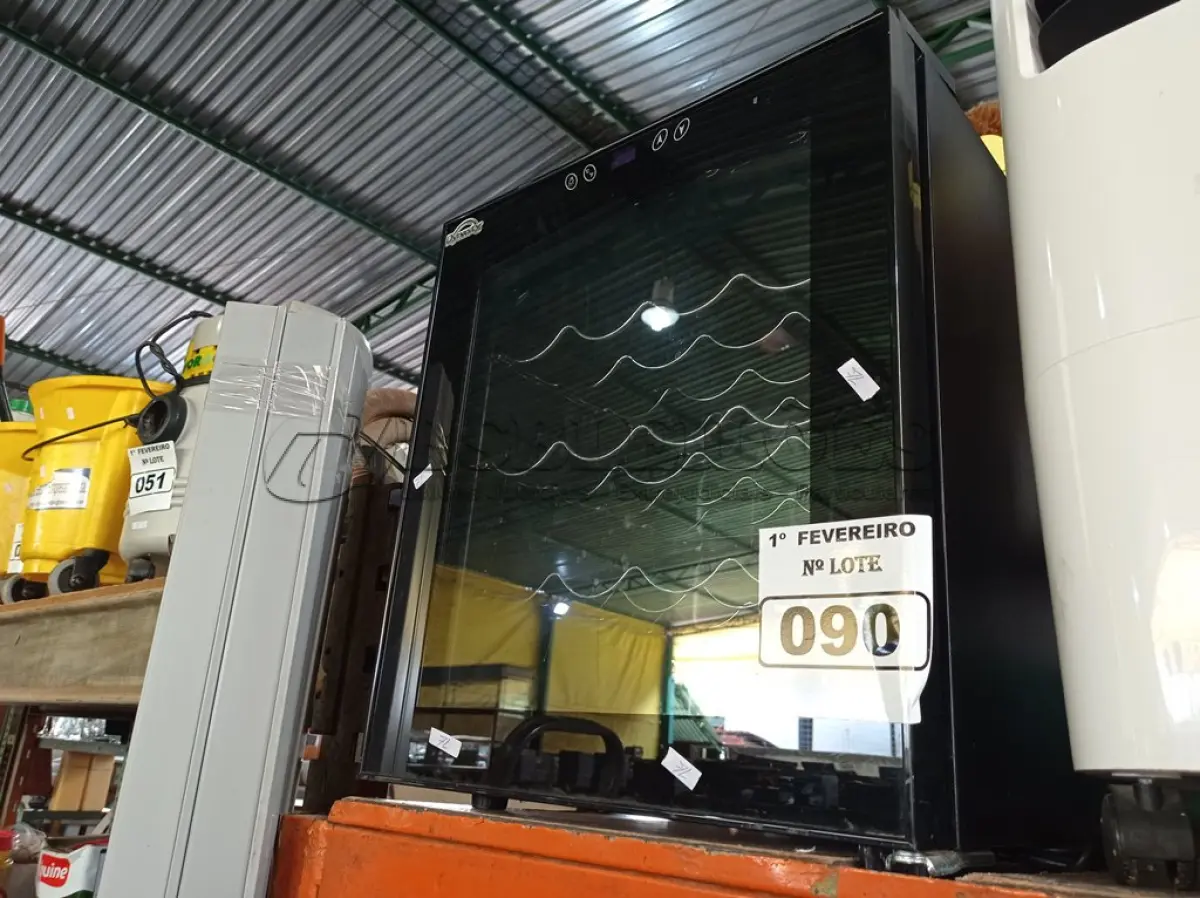 LOTE 090 - 01 ADEGA MARCA DYNASTY. (NO ESTADO) ATENÇÃO! FAZER A VISITAÇÃO ANTES DE ARREMATAR, NÃO SABEMOS SE FUNCIONA. LEILÃO NÃO TEM GARANTIA E NEM DEVOLUÇÃO, SUJEITO A POSSÍVEIS AVARIAS VISÍVEIS/OCULTAS E/OU AUSÊNCIA DE COMPONENTES.