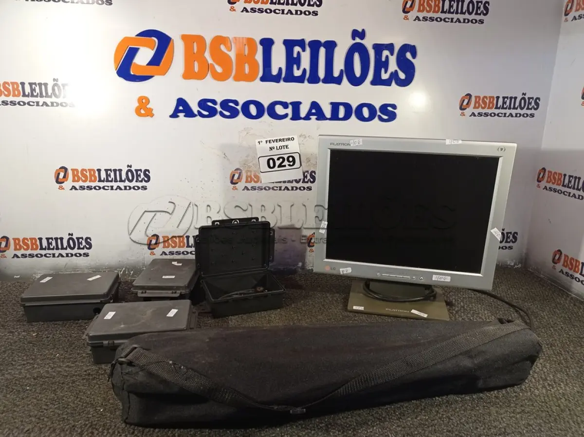 LOTE 029 - 01 TRIPÉ PARA CÂMERA, 01 MONITOR E 04 CAIXAS DE PASSAGEM. (NO ESTADO) ATENÇÃO! FAZER A VISITAÇÃO ANTES DE ARREMATAR, NÃO SABEMOS SE FUNCIONA. LEILÃO NÃO TEM GARANTIA E NEM DEVOLUÇÃO, SUJEITO A POSSÍVEIS AVARIAS VISÍVEIS/OCULTAS E/OU AUSÊNCIA DE COMPONENTES.