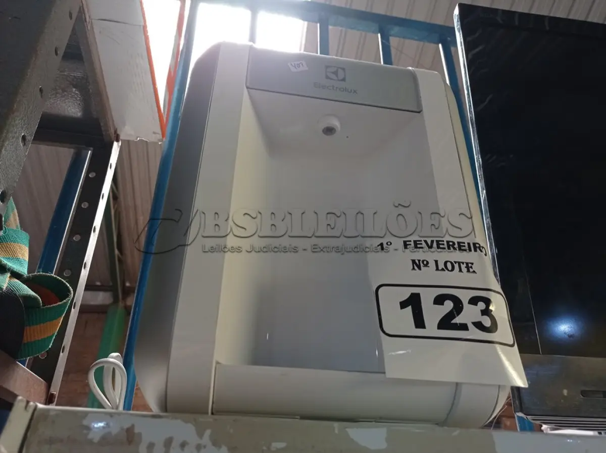 LOTE 123 - 01 PURIFICADOR DE ÁGUA MARCA ELECTROLUX. (NO ESTADO) ATENÇÃO! FAZER A VISITAÇÃO ANTES DE ARREMATAR, NÃO SABEMOS SE FUNCIONA. LEILÃO NÃO TEM GARANTIA E NEM DEVOLUÇÃO, SUJEITO A POSSÍVEIS AVARIAS VISÍVEIS/OCULTAS E/OU AUSÊNCIA DE COMPONENTES.
