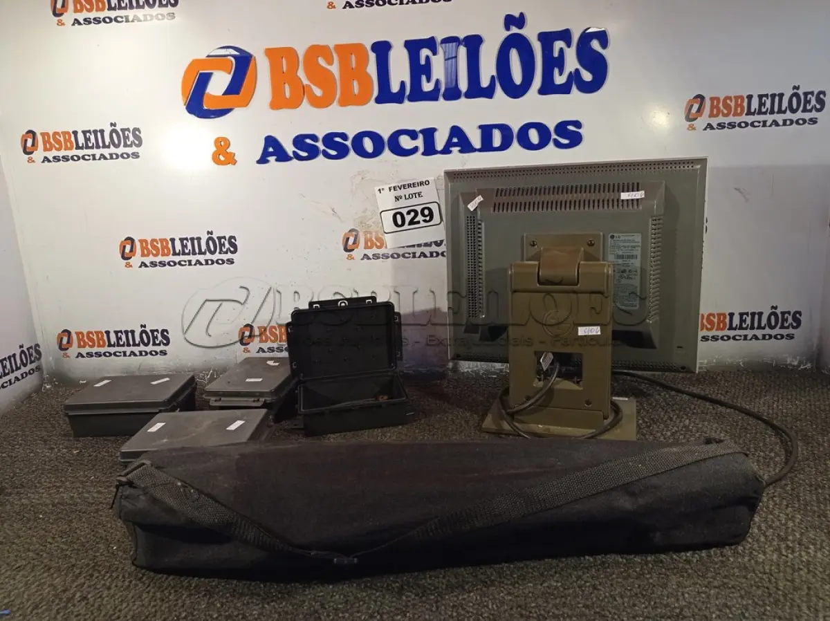 LOTE 029 - 01 TRIPÉ PARA CÂMERA, 01 MONITOR E 04 CAIXAS DE PASSAGEM. (NO ESTADO) ATENÇÃO! FAZER A VISITAÇÃO ANTES DE ARREMATAR, NÃO SABEMOS SE FUNCIONA. LEILÃO NÃO TEM GARANTIA E NEM DEVOLUÇÃO, SUJEITO A POSSÍVEIS AVARIAS VISÍVEIS/OCULTAS E/OU AUSÊNCIA DE COMPONENTES.
