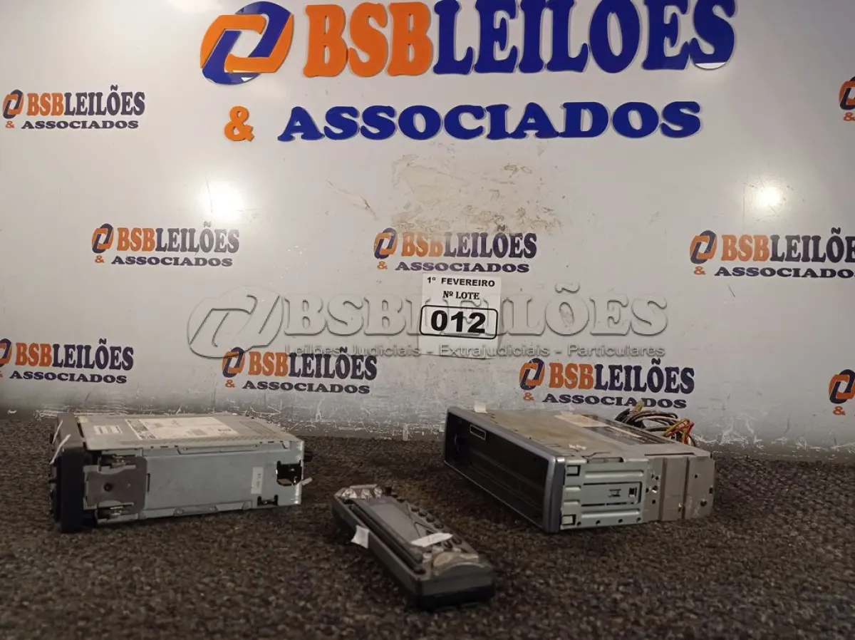LOTE 012 - 02 APARELHOS DE SOM AUTOMOTIVO. (NO ESTADO) ATENÇÃO! FAZER A VISITAÇÃO ANTES DE ARREMATAR, NÃO SABEMOS SE FUNCIONA. LEILÃO NÃO TEM GARANTIA E NEM DEVOLUÇÃO, SUJEITO A POSSÍVEIS AVARIAS VISÍVEIS/OCULTAS E/OU AUSÊNCIA DE COMPONENTES.