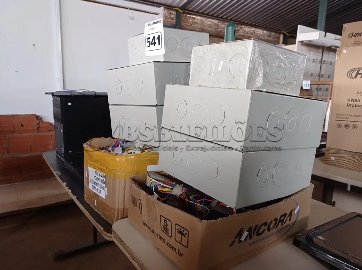 LOTE 541 - 06 CAIXAS DE PASSAGEM DE FIO E 02 CAIXAS COM GRANDE QUANTIDADE DE REATORES.. (NO ESTADO) ATENÇÃO! FAZER A VISITAÇÃO ANTES DE ARREMATAR, NÃO SABEMOS SE FUNCIONA. LEILÃO NÃO TEM GARANTIA E NEM DEVOLUÇÃO, SUJEITO A POSSÍVEIS AVARIAS VISÍVEIS/OCULTAS E/OU AUSÊNCIA DE COMPONENTES.