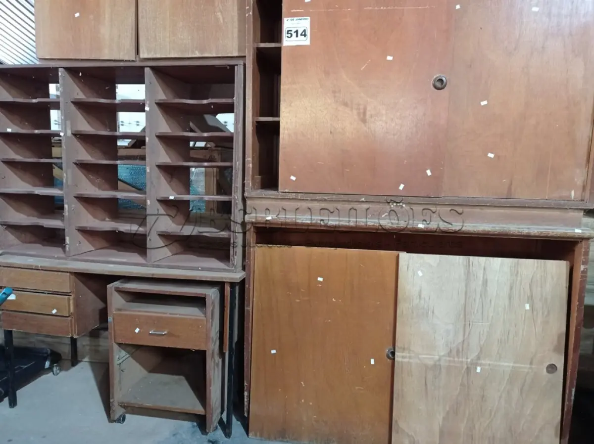 LOTE 514 - 02 MESAS, 03 ARMÁRIOS BAIXOS E 01 ESCANINHO. (NO ESTADO) ATENÇÃO! FAZER A VISITAÇÃO ANTES DE ARREMATAR, NÃO SABEMOS SE FUNCIONA. LEILÃO NÃO TEM GARANTIA E NEM DEVOLUÇÃO, SUJEITO A POSSÍVEIS AVARIAS VISÍVEIS/OCULTAS E/OU AUSÊNCIA DE COMPONENTES.