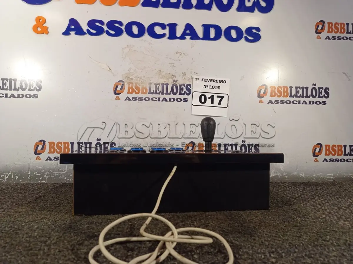 LOTE 017 - 01 CONTROLE PARA JOGOS ARCADE. (NO ESTADO) ATENÇÃO! FAZER A VISITAÇÃO ANTES DE ARREMATAR, NÃO SABEMOS SE FUNCIONA. LEILÃO NÃO TEM GARANTIA E NEM DEVOLUÇÃO, SUJEITO A POSSÍVEIS AVARIAS VISÍVEIS/OCULTAS E/OU AUSÊNCIA DE COMPONENTES.