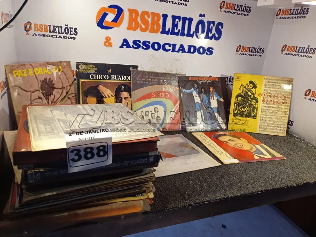 LOTE 388 - 01 LOTE COM DIVERSOS DISCOS DE VINIL. (NO ESTADO) ATENÇÃO! FAZER A VISITAÇÃO ANTES DE ARREMATAR, NÃO SABEMOS SE FUNCIONA. LEILÃO NÃO TEM GARANTIA E NEM DEVOLUÇÃO, SUJEITO A POSSÍVEIS AVARIAS VISÍVEIS/OCULTAS E/OU AUSÊNCIA DE COMPONENTES.