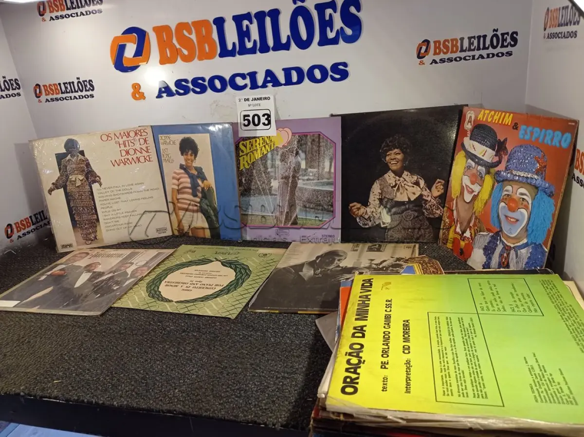 LOTE 503 - 01 LOTE COM DIVERSOS DISCOS DE VINIL. (NO ESTADO) ATENÇÃO! FAZER A VISITAÇÃO ANTES DE ARREMATAR, NÃO SABEMOS SE FUNCIONA. LEILÃO NÃO TEM GARANTIA E NEM DEVOLUÇÃO, SUJEITO A POSSÍVEIS AVARIAS VISÍVEIS/OCULTAS E/OU AUSÊNCIA DE COMPONENTES.