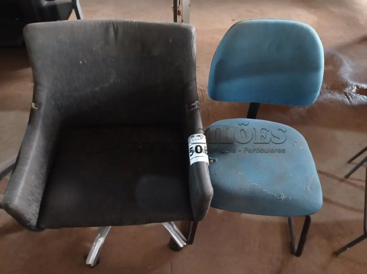 LOTE 508 - 01 CADEIRA GIRATÓRIA E 01 PÉ FIXO. (NO ESTADO) ATENÇÃO! FAZER A VISITAÇÃO ANTES DE ARREMATAR, NÃO SABEMOS SE FUNCIONA. LEILÃO NÃO TEM GARANTIA E NEM DEVOLUÇÃO, SUJEITO A POSSÍVEIS AVARIAS VISÍVEIS/OCULTAS E/OU AUSÊNCIA DE COMPONENTES.