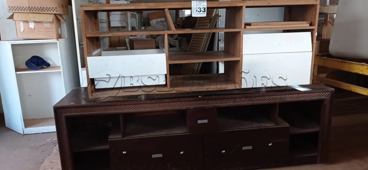 LOTE 533 - 02 RACK’S BAIXOS EM MADEIRA COM RODINHAS. (NO ESTADO) ATENÇÃO! FAZER A VISITAÇÃO ANTES DE ARREMATAR, NÃO SABEMOS SE FUNCIONA. LEILÃO NÃO TEM GARANTIA E NEM DEVOLUÇÃO, SUJEITO A POSSÍVEIS AVARIAS VISÍVEIS/OCULTAS E/OU AUSÊNCIA DE COMPONENTES.