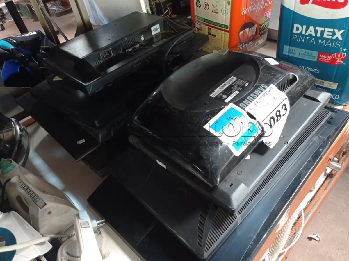 LOTE 083 - 08 MONITORES MARCAS E MODELOS DIVERSOS PARA RETIRADA DE PEÇAS. (NO ESTADO) ATENÇÃO! FAZER A VISITAÇÃO ANTES DE ARREMATAR, NÃO SABEMOS SE FUNCIONA. LEILÃO NÃO TEM GARANTIA E NEM DEVOLUÇÃO, SUJEITO A POSSÍVEIS AVARIAS VISÍVEIS/OCULTAS E/OU AUSÊNCIA DE COMPONENTES.