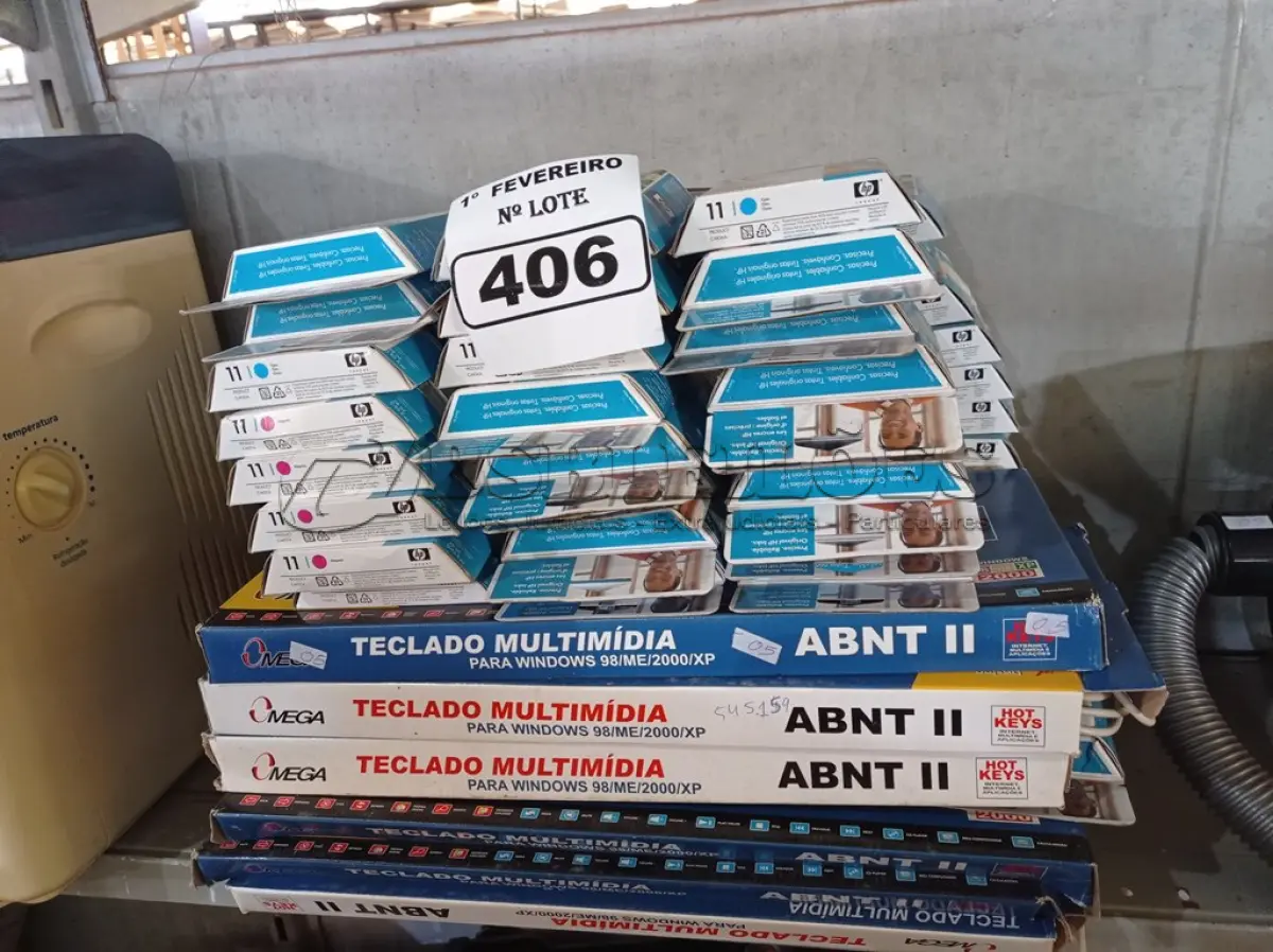 LOTE 406 - 01 LOTE COM VÁRIOS TECLADOS PARA PC E CARTUCHOS HP NAS CORES CIANO E MAGENTA. (NO ESTADO) ATENÇÃO! FAZER A VISITAÇÃO ANTES DE ARREMATAR, NÃO SABEMOS SE FUNCIONA. LEILÃO NÃO TEM GARANTIA E NEM DEVOLUÇÃO, SUJEITO A POSSÍVEIS AVARIAS VISÍVEIS/OCULTAS E/OU AUSÊNCIA DE COMPONENTES.
