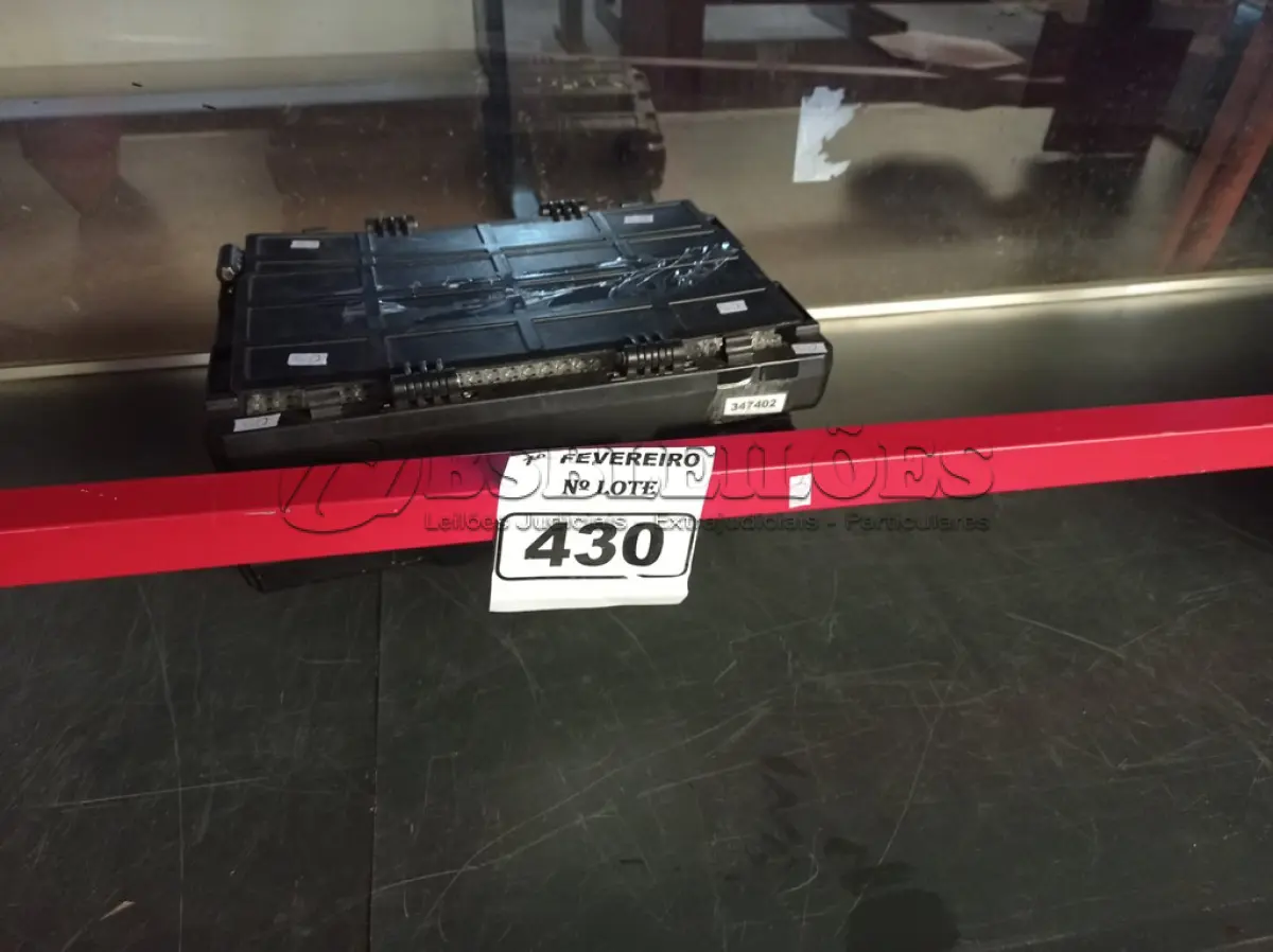 LOTE 430 - 02 LUMINÁRIAS E 01 PUXADOR DE SENHA. (NO ESTADO) ATENÇÃO! FAZER A VISITAÇÃO ANTES DE ARREMATAR, NÃO SABEMOS SE FUNCIONA. LEILÃO NÃO TEM GARANTIA E NEM DEVOLUÇÃO, SUJEITO A POSSÍVEIS AVARIAS VISÍVEIS/OCULTAS E/OU AUSÊNCIA DE COMPONENTES.