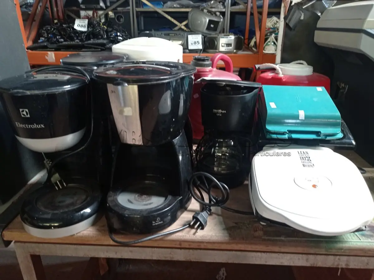 LOTE 144 - 05 CAFETEIRAS, 04 SANDUICHEIRAS E 03 GARRAFAS TÉRMICAS MARCAS E MODELOS DIVERSOS PARA RETIRADA DE PEÇAS. (NO ESTADO) ATENÇÃO! FAZER A VISITAÇÃO ANTES DE ARREMATAR, NÃO SABEMOS SE FUNCIONA. LEILÃO NÃO TEM GARANTIA E NEM DEVOLUÇÃO, SUJEITO A POSSÍVEIS AVARIAS VISÍVEIS/OCULTAS E/OU AUSÊNCIA DE COMPONENTES.