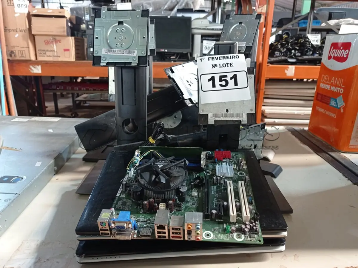 LOTE 151 - 01 LOTE COM VÁRIAS BASES DE MONITORES, 02 NOTEBOOKS E 01 PLACA MÃE MARCAS E MODELOS DIVERSOS PARA RETIRADA DE PEÇAS. (NO ESTADO) ATENÇÃO! FAZER A VISITAÇÃO ANTES DE ARREMATAR, NÃO SABEMOS SE FUNCIONA. LEILÃO NÃO TEM GARANTIA E NEM DEVOLUÇÃO, SUJEITO A POSSÍVEIS AVARIAS VISÍVEIS/OCULTAS E/OU AUSÊNCIA DE COMPONENTES.