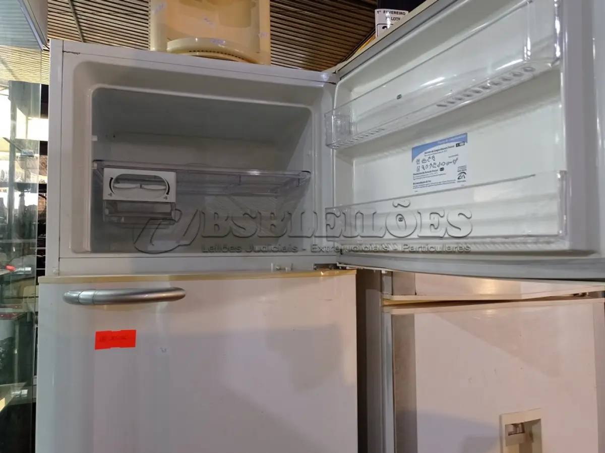 LOTE 287 - 01 GELADEIRA MARCA ELECTROLUX 220V. (NO ESTADO) ATENÇÃO! FAZER A VISITAÇÃO ANTES DE ARREMATAR, NÃO SABEMOS SE FUNCIONA. LEILÃO NÃO TEM GARANTIA E NEM DEVOLUÇÃO, SUJEITO A POSSÍVEIS AVARIAS VISÍVEIS/OCULTAS E/OU AUSÊNCIA DE COMPONENTES.