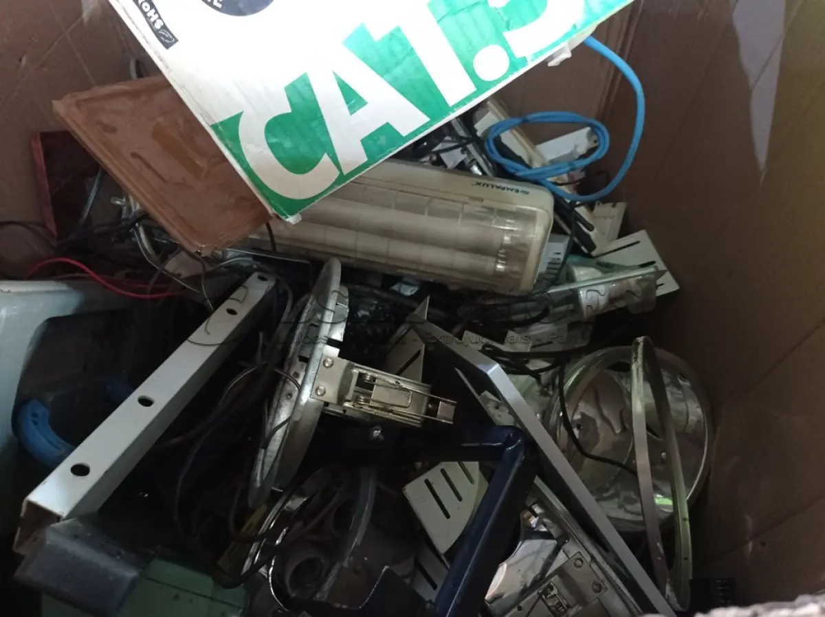 LOTE 165 - 01 LOTE COM MATERIAIS DIVERSOS. (NO ESTADO) ATENÇÃO! FAZER A VISITAÇÃO ANTES DE ARREMATAR, NÃO SABEMOS SE FUNCIONA. LEILÃO NÃO TEM GARANTIA E NEM DEVOLUÇÃO, SUJEITO A POSSÍVEIS AVARIAS VISÍVEIS/OCULTAS E/OU AUSÊNCIA DE COMPONENTES.