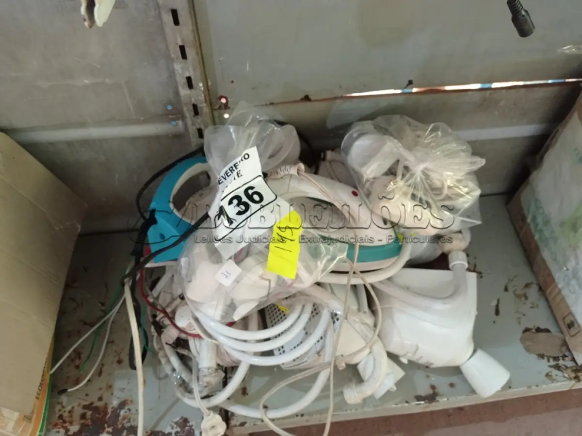 LOTE 136 - 01 LOTE COM CHUVEIROS, SENSORES DE PRESENÇA E FERROS DE PASSAR ROUPAS MARCAS E MODELOS DIVERSOS. (NO ESTADO) ATENÇÃO! FAZER A VISITAÇÃO ANTES DE ARREMATAR, NÃO SABEMOS SE FUNCIONA. LEILÃO NÃO TEM GARANTIA E NEM DEVOLUÇÃO, SUJEITO A POSSÍVEIS AVARIAS VISÍVEIS/OCULTAS E/OU AUSÊNCIA DE COMPONENTES.