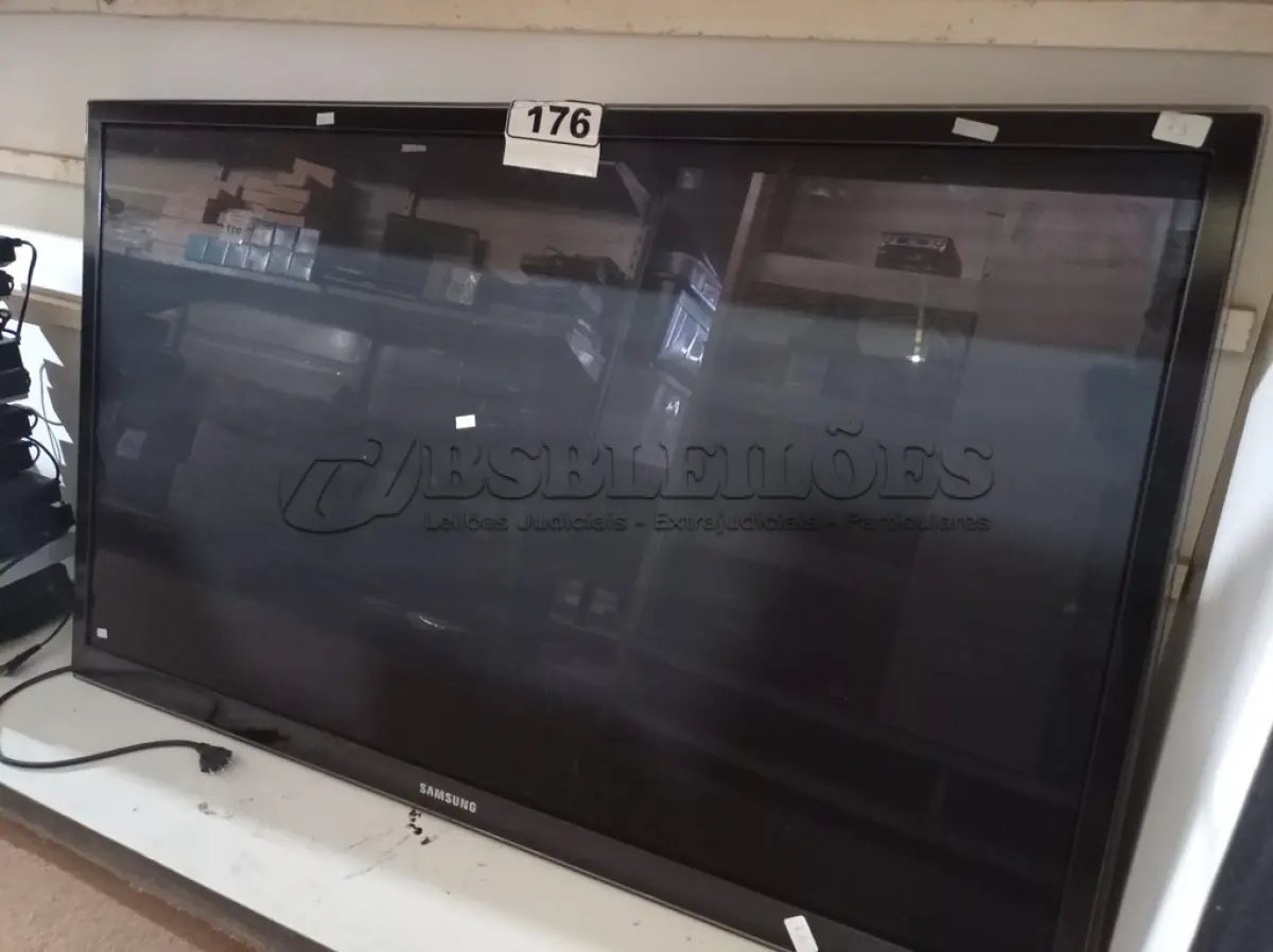 LOTE 176 - 01 TV DE PLASMA MARCA SAMSUNG 51” POL PARA RETIRADA DE PEÇAS. (NO ESTADO) ATENÇÃO! FAZER A VISITAÇÃO ANTES DE ARREMATAR, NÃO SABEMOS SE FUNCIONA. LEILÃO NÃO TEM GARANTIA E NEM DEVOLUÇÃO, SUJEITO A POSSÍVEIS AVARIAS VISÍVEIS/OCULTAS E/OU AUSÊNCIA DE COMPONENTES.