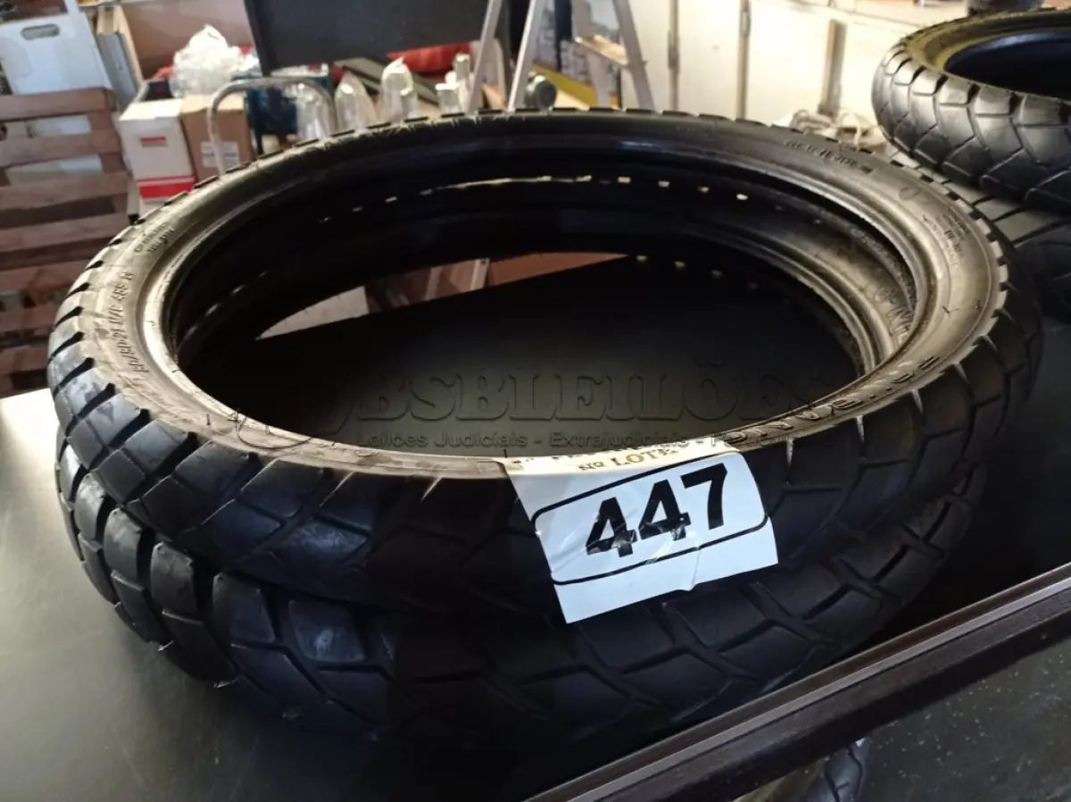 LOTE 447 - 02 PNEUS DE MOTO 90/90/21 E 80/90/21. (NO ESTADO) ATENÇÃO! FAZER A VISITAÇÃO ANTES DE ARREMATAR, NÃO SABEMOS SE FUNCIONA. LEILÃO NÃO TEM GARANTIA E NEM DEVOLUÇÃO, SUJEITO A POSSÍVEIS AVARIAS VISÍVEIS/OCULTAS E/OU AUSÊNCIA DE COMPONENTES.