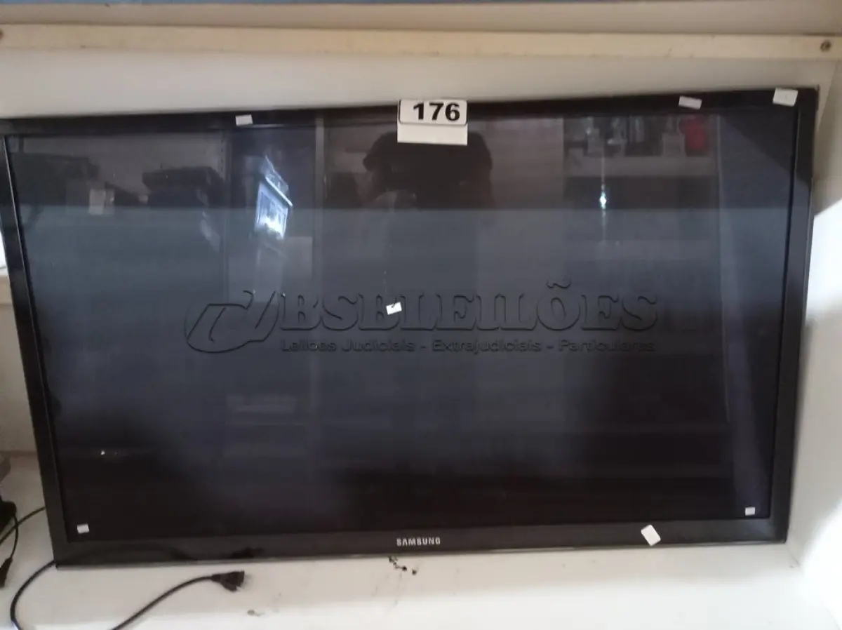 LOTE 176 - 01 TV DE PLASMA MARCA SAMSUNG 51” POL PARA RETIRADA DE PEÇAS. (NO ESTADO) ATENÇÃO! FAZER A VISITAÇÃO ANTES DE ARREMATAR, NÃO SABEMOS SE FUNCIONA. LEILÃO NÃO TEM GARANTIA E NEM DEVOLUÇÃO, SUJEITO A POSSÍVEIS AVARIAS VISÍVEIS/OCULTAS E/OU AUSÊNCIA DE COMPONENTES.