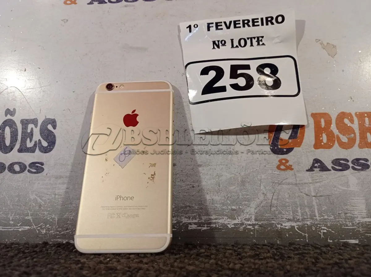 LOTE 258 - 01 CELULAR IPHONE6. (NO ESTADO) ATENÇÃO! FAZER A VISITAÇÃO ANTES DE ARREMATAR, NÃO SABEMOS SE FUNCIONA. LEILÃO NÃO TEM GARANTIA E NEM DEVOLUÇÃO, SUJEITO A POSSÍVEIS AVARIAS VISÍVEIS/OCULTAS E/OU AUSÊNCIA DE COMPONENTES.