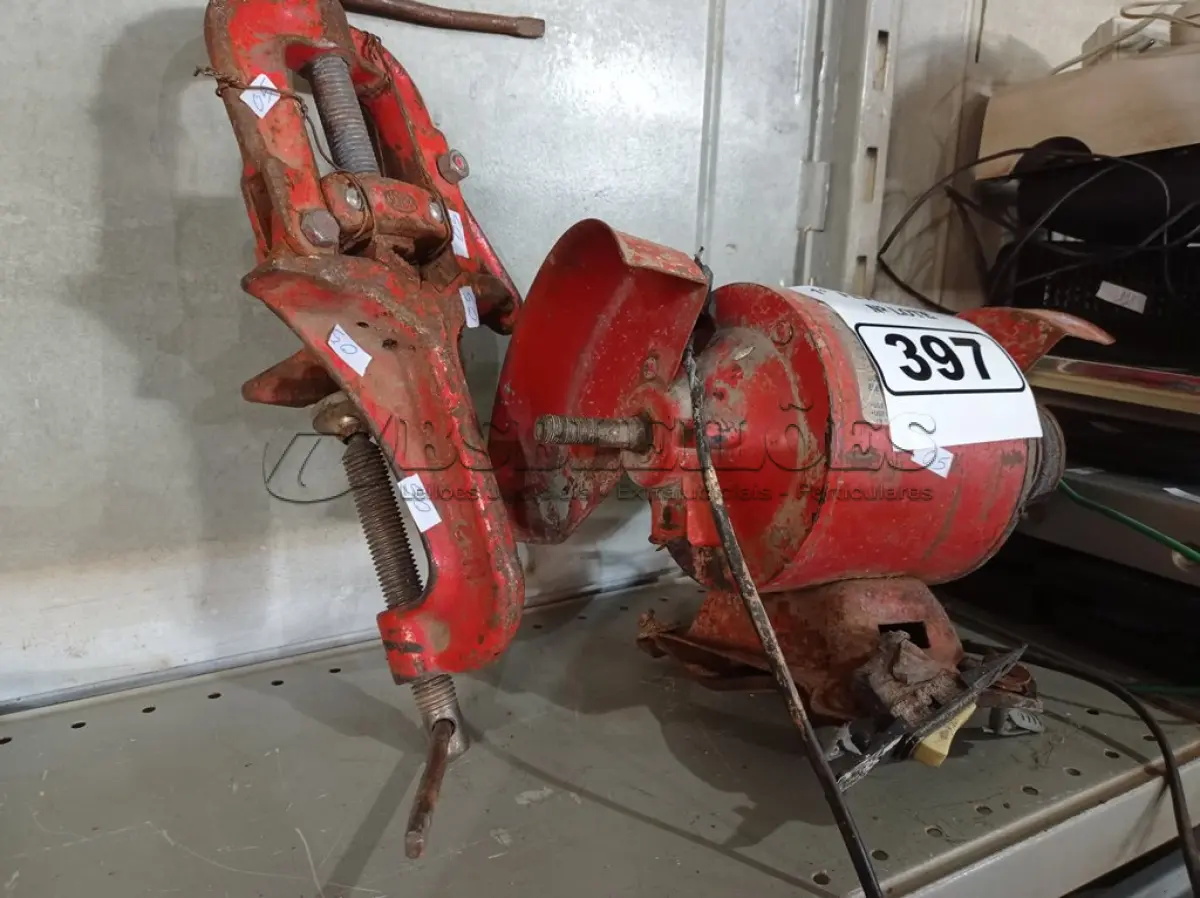 LOTE 397 - 01 MORSA DE BANCADA E 01 ESMERIL. (NO ESTADO) ATENÇÃO! FAZER A VISITAÇÃO ANTES DE ARREMATAR, NÃO SABEMOS SE FUNCIONA. LEILÃO NÃO TEM GARANTIA E NEM DEVOLUÇÃO, SUJEITO A POSSÍVEIS AVARIAS VISÍVEIS/OCULTAS E/OU AUSÊNCIA DE COMPONENTES.