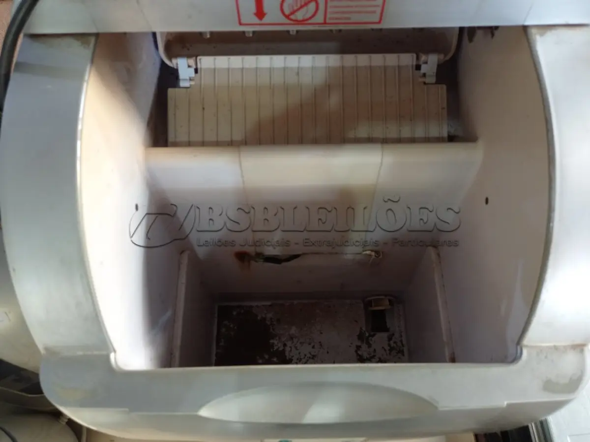 LOTE 161 - 01 MÁQUINA DE FAZER GELO MARCA SUGGAR. (NO ESTADO) ATENÇÃO! FAZER A VISITAÇÃO ANTES DE ARREMATAR, NÃO SABEMOS SE FUNCIONA. LEILÃO NÃO TEM GARANTIA E NEM DEVOLUÇÃO, SUJEITO A POSSÍVEIS AVARIAS VISÍVEIS/OCULTAS E/OU AUSÊNCIA DE COMPONENTES.