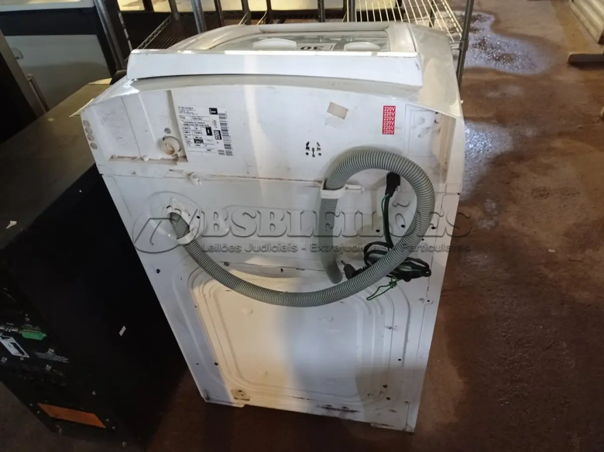 LOTE 301 - 01 LAVADORA DE ROUPAS MARCA ELECTROLUX CAP 9KG 220V. (NO ESTADO) ATENÇÃO! FAZER A VISITAÇÃO ANTES DE ARREMATAR, NÃO SABEMOS SE FUNCIONA. LEILÃO NÃO TEM GARANTIA E NEM DEVOLUÇÃO, SUJEITO A POSSÍVEIS AVARIAS VISÍVEIS/OCULTAS E/OU AUSÊNCIA DE COMPONENTES.