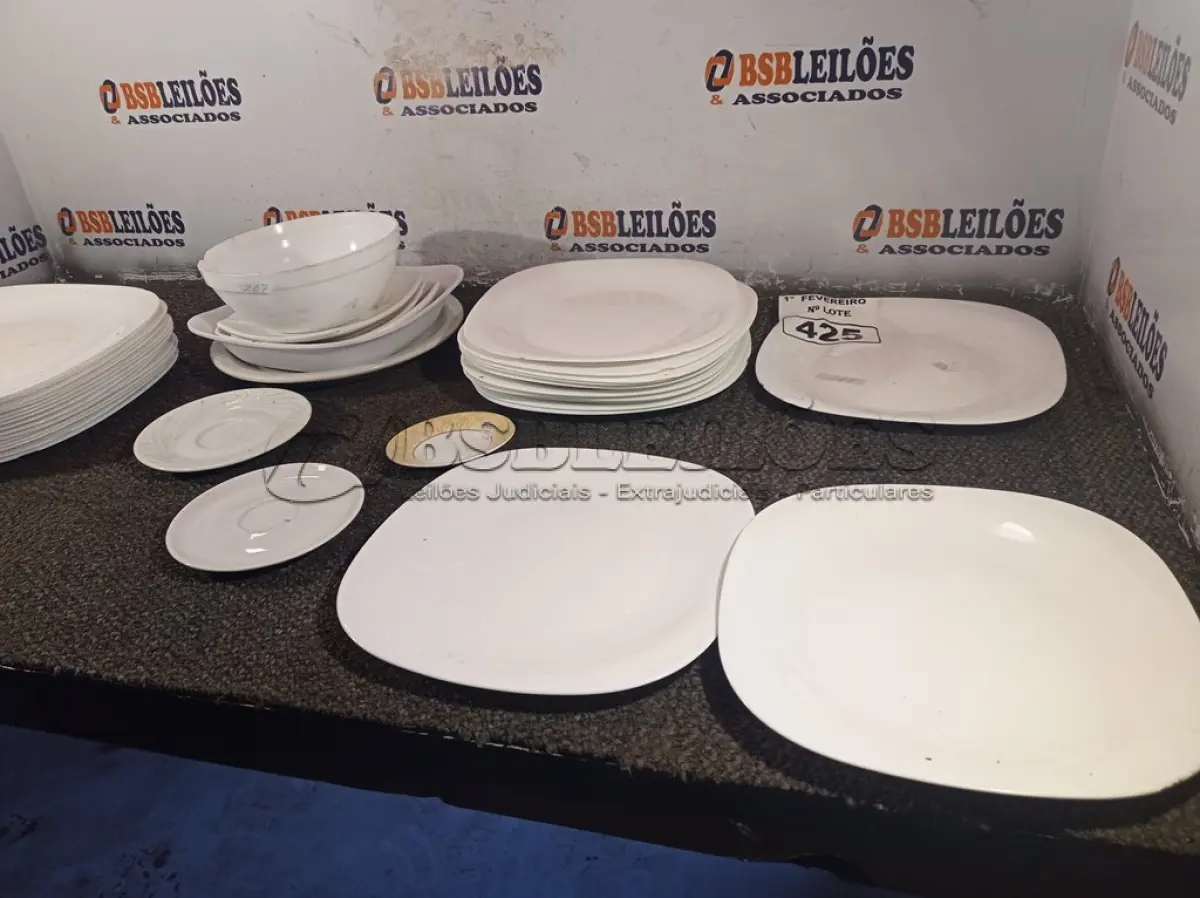 LOTE 425 - 01 LOTE COM PRATOS DIVERSOS. (NO ESTADO) ATENÇÃO! FAZER A VISITAÇÃO ANTES DE ARREMATAR, NÃO SABEMOS SE FUNCIONA. LEILÃO NÃO TEM GARANTIA E NEM DEVOLUÇÃO, SUJEITO A POSSÍVEIS AVARIAS VISÍVEIS/OCULTAS E/OU AUSÊNCIA DE COMPONENTES.