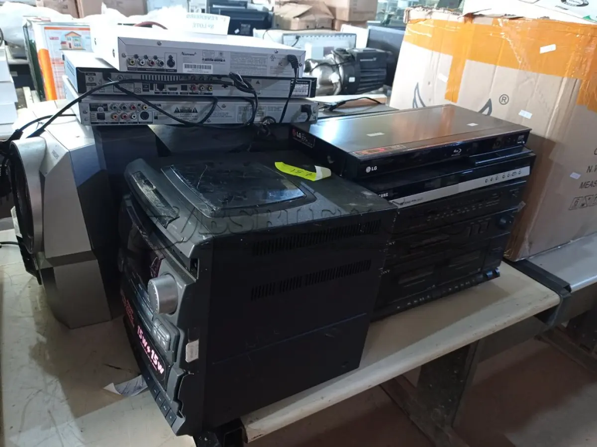 LOTE 164 - 03 APARELHOS DE SOM E 05 APARELHOS DE DVD MARCAS E MODELOS DIVERSOS. (NO ESTADO) ATENÇÃO! FAZER A VISITAÇÃO ANTES DE ARREMATAR, NÃO SABEMOS SE FUNCIONA. LEILÃO NÃO TEM GARANTIA E NEM DEVOLUÇÃO, SUJEITO A POSSÍVEIS AVARIAS VISÍVEIS/OCULTAS E/OU AUSÊNCIA DE COMPONENTES.