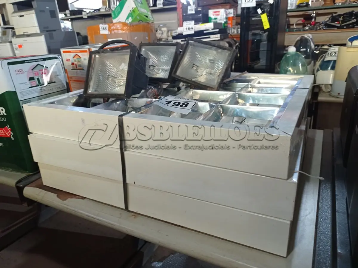 LOTE 198 - 06 LUMINÁRIAS MARCAS E MODELOS DIVERSOS. (NO ESTADO) ATENÇÃO! FAZER A VISITAÇÃO ANTES DE ARREMATAR, NÃO SABEMOS SE FUNCIONA. LEILÃO NÃO TEM GARANTIA E NEM DEVOLUÇÃO, SUJEITO A POSSÍVEIS AVARIAS VISÍVEIS/OCULTAS E/OU AUSÊNCIA DE COMPONENTES.