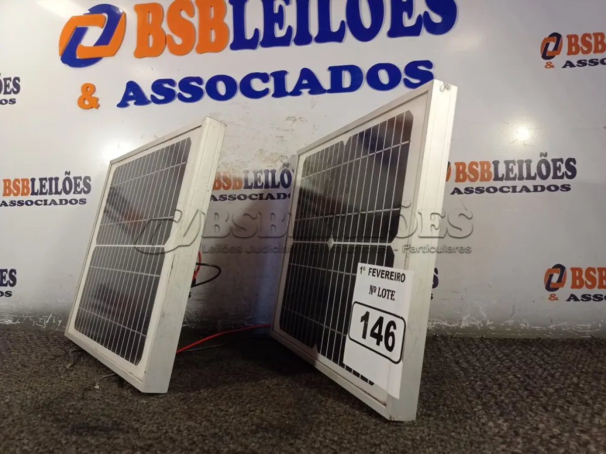 LOTE 146 - 02 PAINÉIS SOLARES 18V 10W. (NO ESTADO) ATENÇÃO! FAZER A VISITAÇÃO ANTES DE ARREMATAR, NÃO SABEMOS SE FUNCIONA. LEILÃO NÃO TEM GARANTIA E NEM DEVOLUÇÃO, SUJEITO A POSSÍVEIS AVARIAS VISÍVEIS/OCULTAS E/OU AUSÊNCIA DE COMPONENTES.