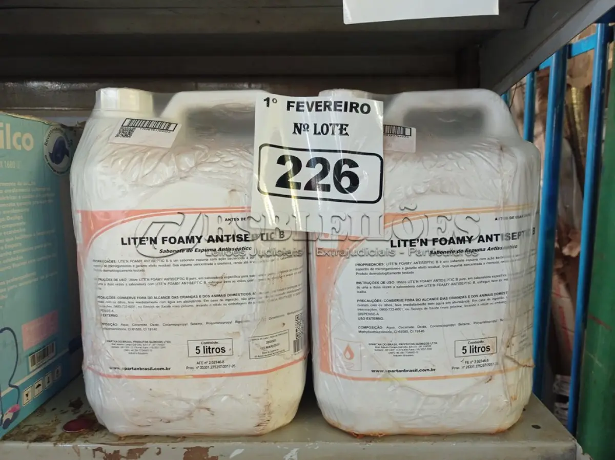 LOTE 226 - 20 LITROS DE SABONETE DE ESPUMA ANTISSÉPTICO. (NO ESTADO) ATENÇÃO! FAZER A VISITAÇÃO ANTES DE ARREMATAR, NÃO SABEMOS SE FUNCIONA. LEILÃO NÃO TEM GARANTIA E NEM DEVOLUÇÃO, SUJEITO A POSSÍVEIS AVARIAS VISÍVEIS/OCULTAS E/OU AUSÊNCIA DE COMPONENTES.