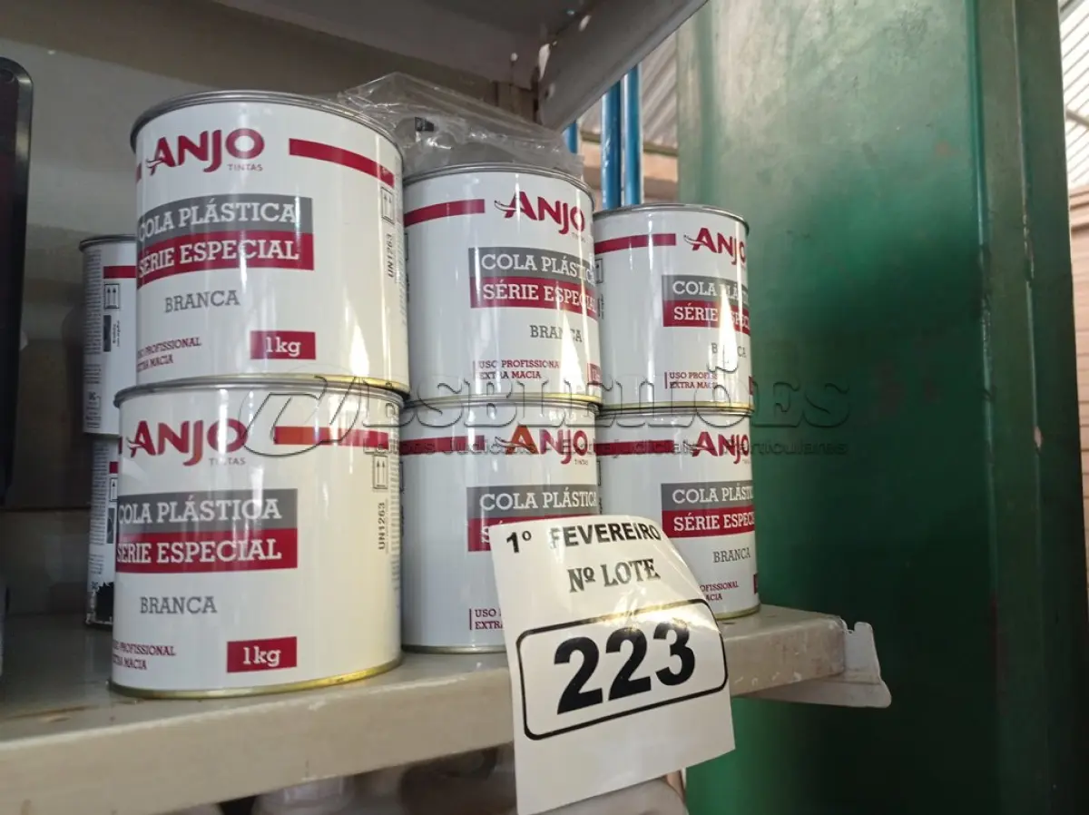 LOTE 223 - 12 LATAS DE COLA PLÁSTICA ANJO 1KG. (NO ESTADO) ATENÇÃO! FAZER A VISITAÇÃO ANTES DE ARREMATAR, NÃO SABEMOS SE FUNCIONA. LEILÃO NÃO TEM GARANTIA E NEM DEVOLUÇÃO, SUJEITO A POSSÍVEIS AVARIAS VISÍVEIS/OCULTAS E/OU AUSÊNCIA DE COMPONENTES.
