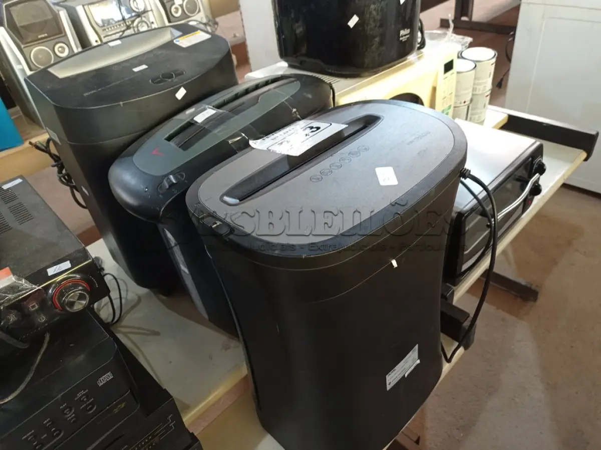 LOTE 243 - 03 FRAGMENTADORAS DE PAPEL MARCAS E MODELOS DIVERSOS. (NO ESTADO) ATENÇÃO! FAZER A VISITAÇÃO ANTES DE ARREMATAR, NÃO SABEMOS SE FUNCIONA. LEILÃO NÃO TEM GARANTIA E NEM DEVOLUÇÃO, SUJEITO A POSSÍVEIS AVARIAS VISÍVEIS/OCULTAS E/OU AUSÊNCIA DE COMPONENTES.
