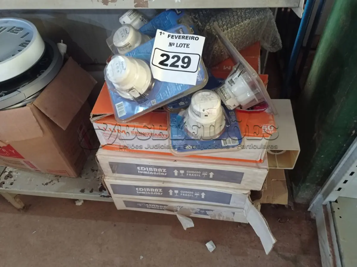 LOTE 229 - 01 LOTE COM VÁRIAS LUMINÁRIAS MARCAS E MODELOS DIVERSOS.  (NO ESTADO) ATENÇÃO! FAZER A VISITAÇÃO ANTES DE ARREMATAR, NÃO SABEMOS SE FUNCIONA. LEILÃO NÃO TEM GARANTIA E NEM DEVOLUÇÃO, SUJEITO A POSSÍVEIS AVARIAS VISÍVEIS/OCULTAS E/OU AUSÊNCIA DE COMPONENTES.