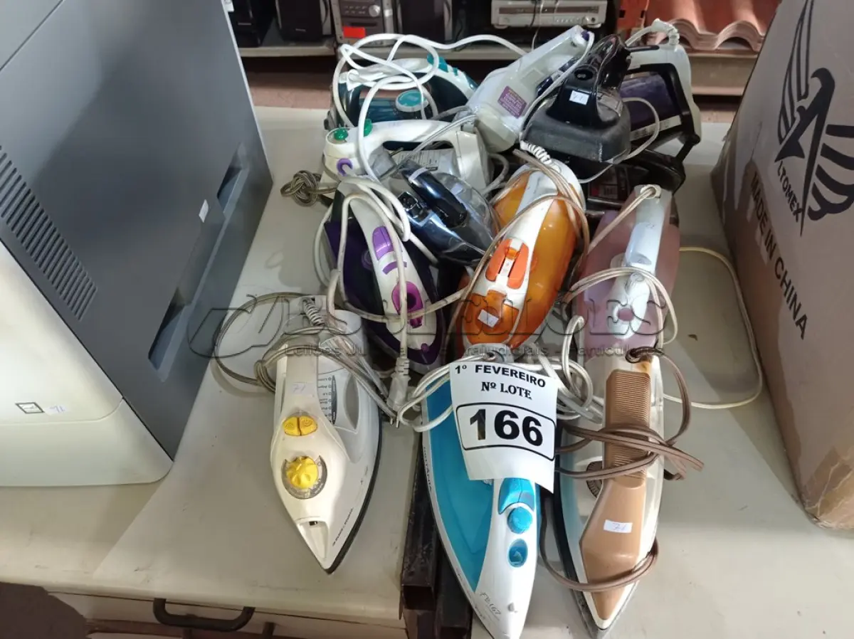 LOTE 166 - 01 LOTE COM VÁRIOS FERROS DE PASSAR ROUPAS MARCAS E MODELOS DIVERSOS. (NO ESTADO) ATENÇÃO! FAZER A VISITAÇÃO ANTES DE ARREMATAR, NÃO SABEMOS SE FUNCIONA. LEILÃO NÃO TEM GARANTIA E NEM DEVOLUÇÃO, SUJEITO A POSSÍVEIS AVARIAS VISÍVEIS/OCULTAS E/OU AUSÊNCIA DE COMPONENTES.