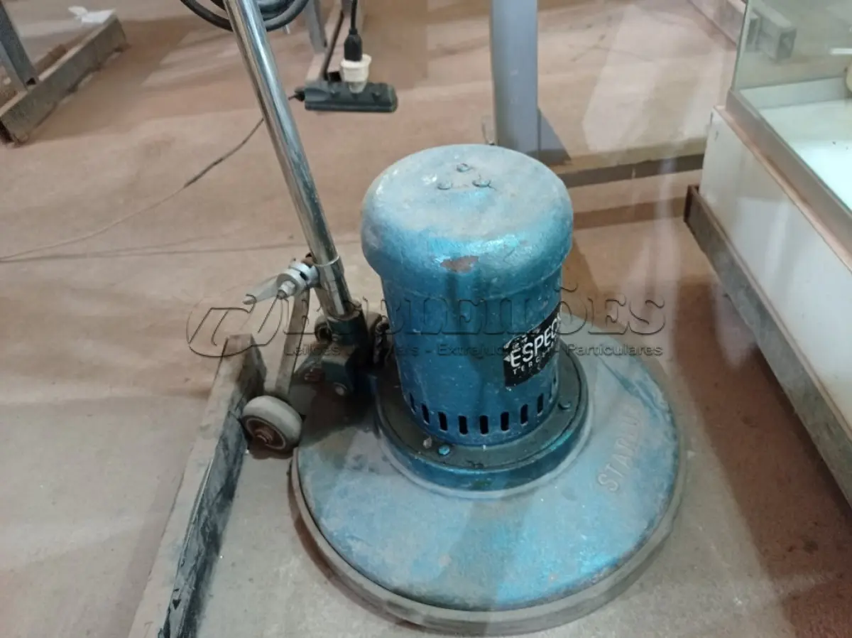 LOTE 252 - 01 ENCERADEIRA INDUSTRIAL MARCA STARLUX. (NO ESTADO) ATENÇÃO! FAZER A VISITAÇÃO ANTES DE ARREMATAR, NÃO SABEMOS SE FUNCIONA. LEILÃO NÃO TEM GARANTIA E NEM DEVOLUÇÃO, SUJEITO A POSSÍVEIS AVARIAS VISÍVEIS/OCULTAS E/OU AUSÊNCIA DE COMPONENTES.