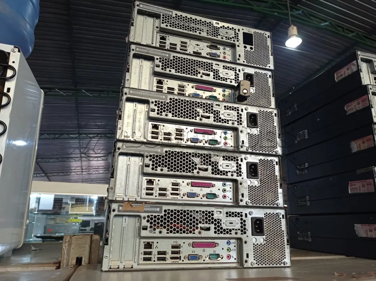 LOTE 367 - 05 CPU’S MARCAS LENOVO PARA RETIRADA DE PEÇAS. (NO ESTADO) ATENÇÃO! FAZER A VISITAÇÃO ANTES DE ARREMATAR, NÃO SABEMOS SE FUNCIONA. LEILÃO NÃO TEM GARANTIA E NEM DEVOLUÇÃO, SUJEITO A POSSÍVEIS AVARIAS VISÍVEIS/OCULTAS E/OU AUSÊNCIA DE COMPONENTES.