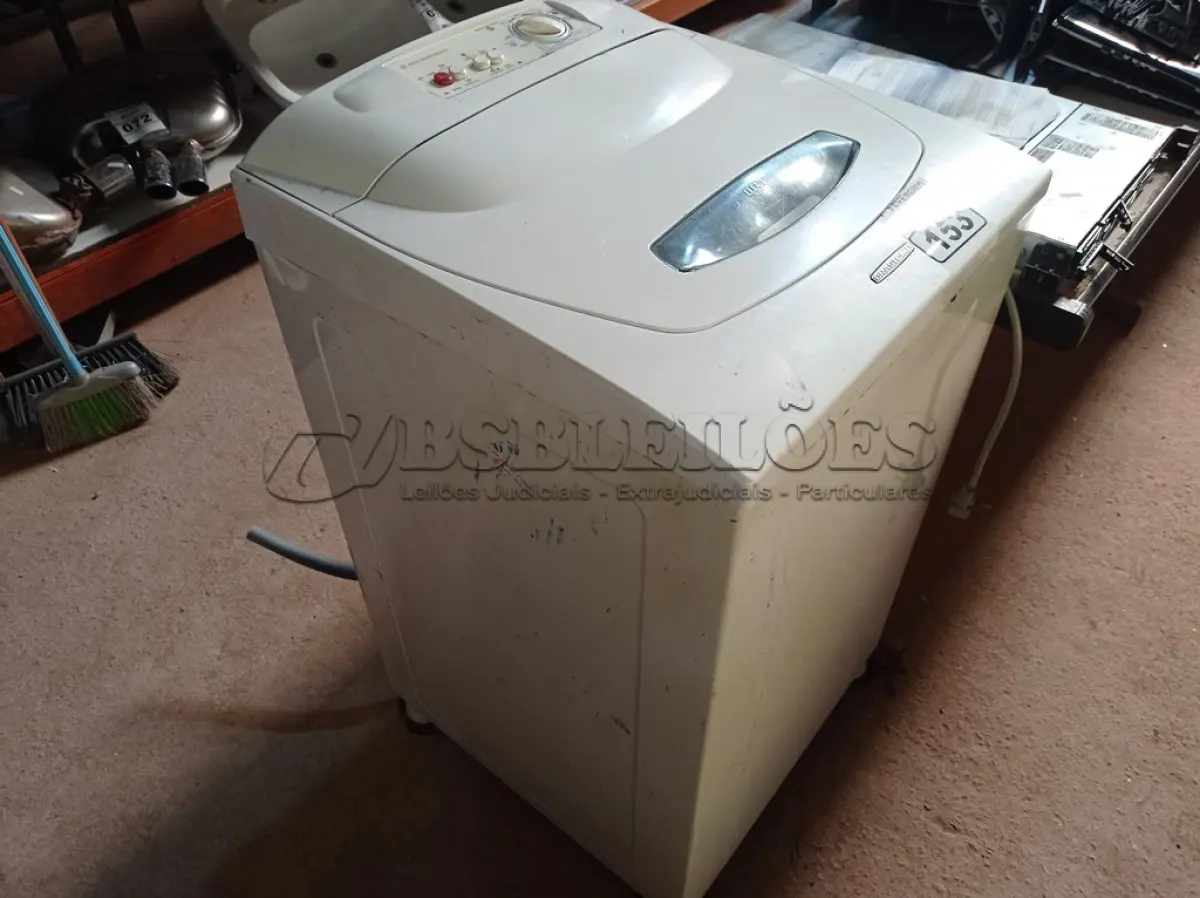 LOTE 153 - 01 LAVADORA DE ROUPAS MARCA BRASTEMP 220V. (NO ESTADO) ATENÇÃO! FAZER A VISITAÇÃO ANTES DE ARREMATAR, NÃO SABEMOS SE FUNCIONA. LEILÃO NÃO TEM GARANTIA E NEM DEVOLUÇÃO, SUJEITO A POSSÍVEIS AVARIAS VISÍVEIS/OCULTAS E/OU AUSÊNCIA DE COMPONENTES.