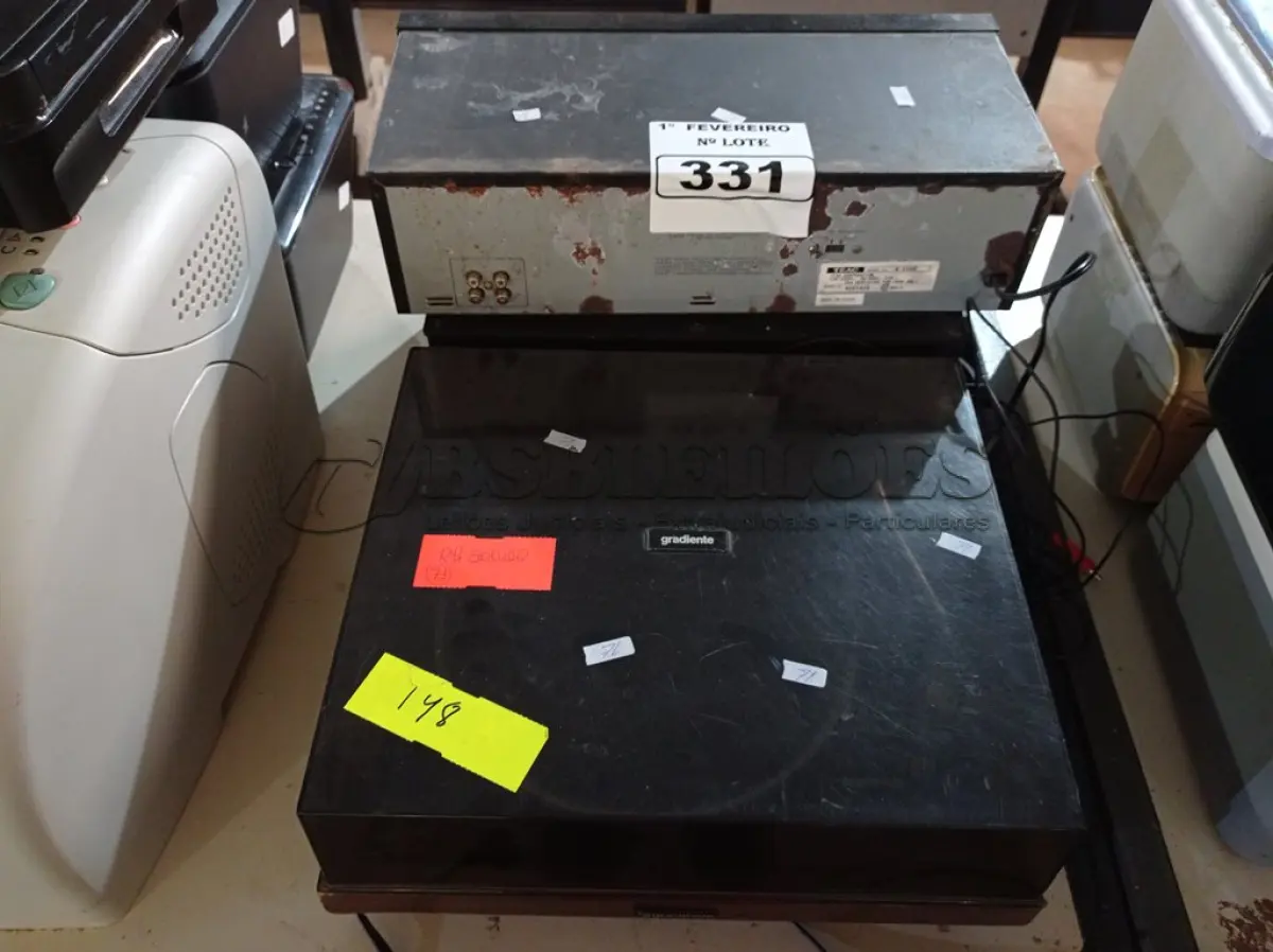 LOTE 331 - 02 STÉREO CASSETE DECK E 01 TOCA DISCOS MARCAS E MODELOS DIVERSOS. (NO ESTADO) ATENÇÃO! FAZER A VISITAÇÃO ANTES DE ARREMATAR, NÃO SABEMOS SE FUNCIONA. LEILÃO NÃO TEM GARANTIA E NEM DEVOLUÇÃO, SUJEITO A POSSÍVEIS AVARIAS VISÍVEIS/OCULTAS E/OU AUSÊNCIA DE COMPONENTES.