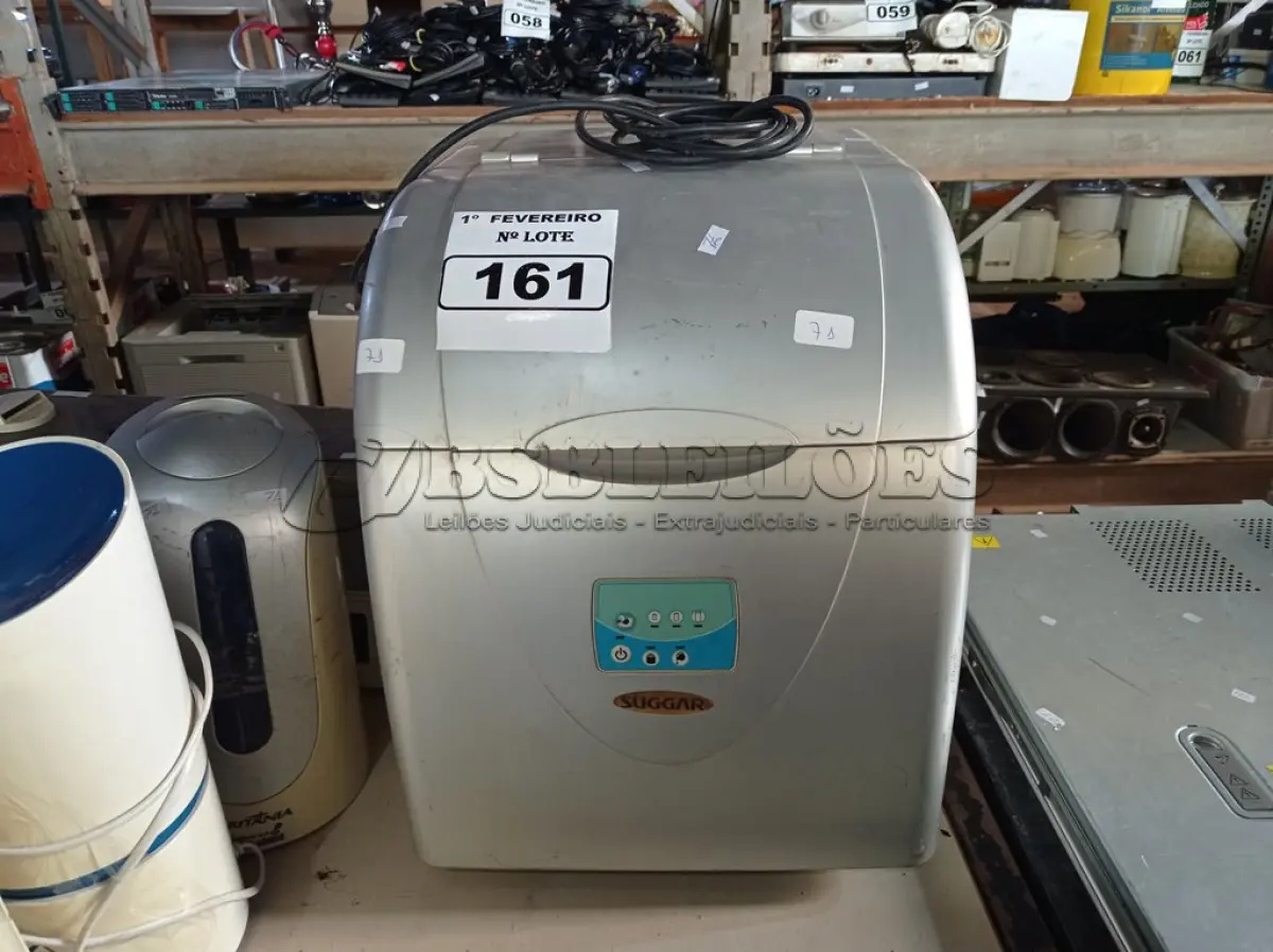 LOTE 161 - 01 MÁQUINA DE FAZER GELO MARCA SUGGAR. (NO ESTADO) ATENÇÃO! FAZER A VISITAÇÃO ANTES DE ARREMATAR, NÃO SABEMOS SE FUNCIONA. LEILÃO NÃO TEM GARANTIA E NEM DEVOLUÇÃO, SUJEITO A POSSÍVEIS AVARIAS VISÍVEIS/OCULTAS E/OU AUSÊNCIA DE COMPONENTES.